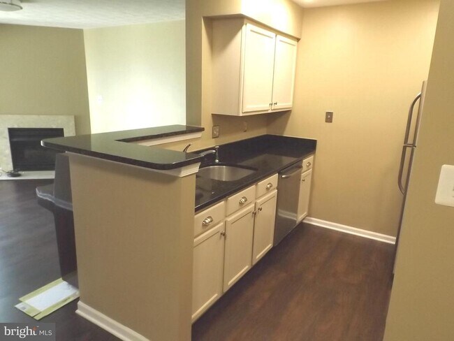 Building Photo - 8911 Town Center Cir