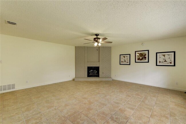 Foto del edificio - 7603 Whispering Winds Dr
