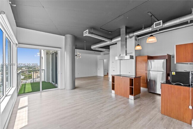 Building Photo - 10 SW South River Dr