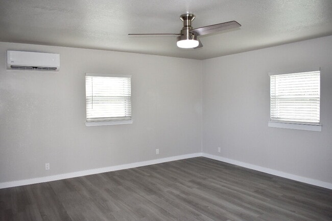 Building Photo - "Beautifully Updated Open-Concept Studio with Modern Finishes!"