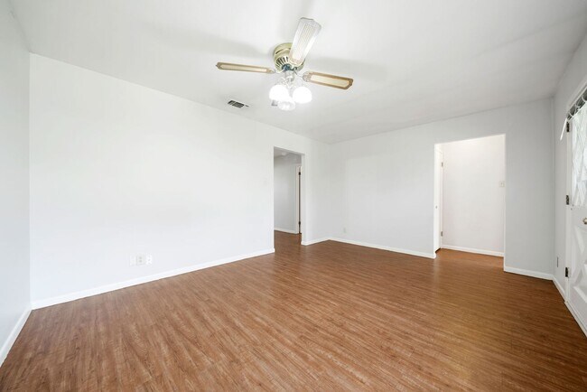 Foto del edificio - Spacious 3BR Duplex Less Than 1 Mile from Texas State University