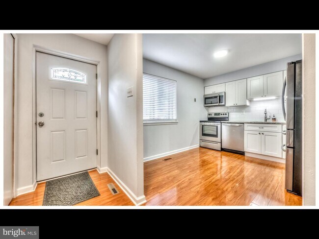 Building Photo - 7471 Hickory Log Cir