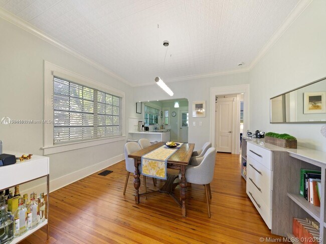 Building Photo - 533 Alcazar Ave
