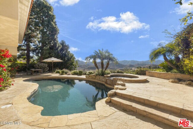 Building Photo - 987 Brookview Ave