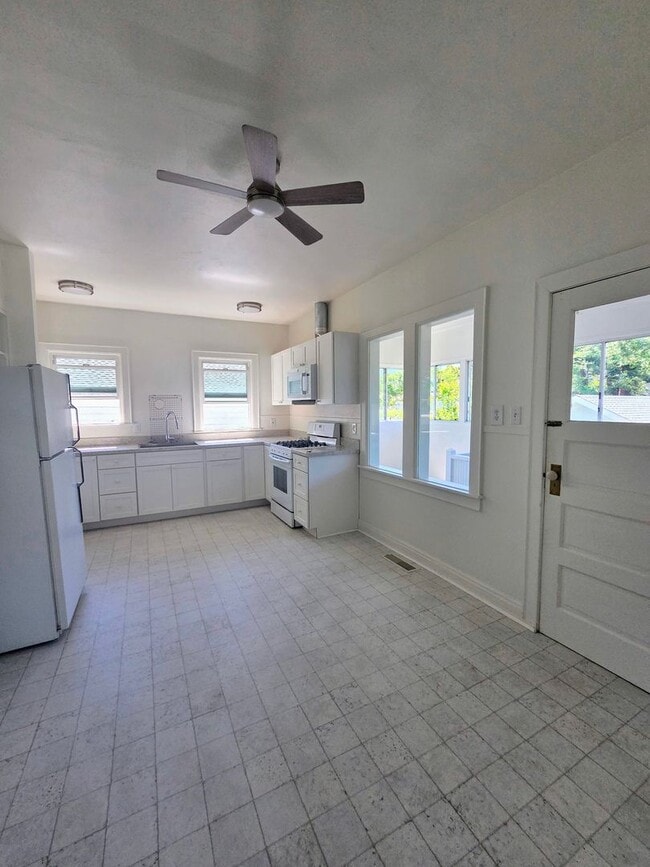 Foto del edificio - Charming Downtown Petaluma Gem - 3bed 1.5 Bath Available Now !