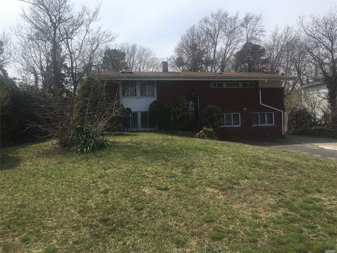 50 Scotch Pine Dr, Islandia, NY 11749 House Rental in Islandia, NY