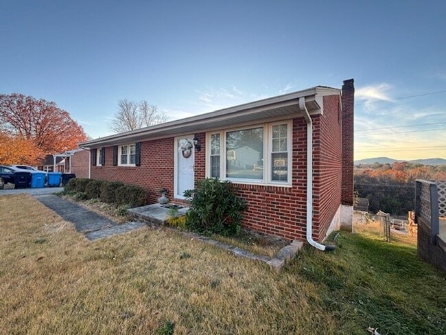 Foto del edificio - 4 Bedroom 2 Bath in Monterey Neighborhood