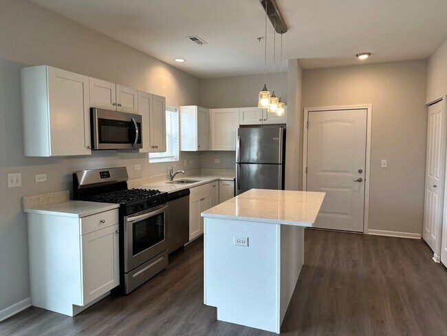 Building Photo - 853 Main St