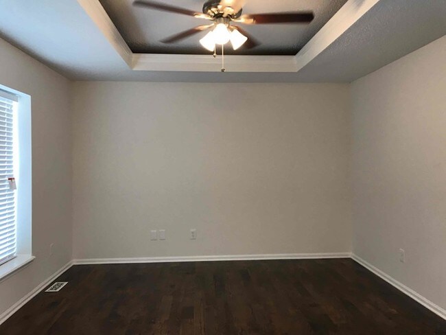 Building Photo - 704 York Dr