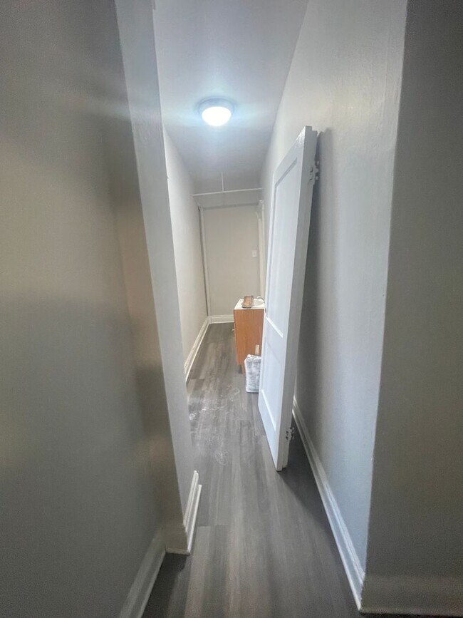 Building Photo - No Fee Lowest Priced 1 bed in Allston Heat HW Inc  New floors and Paint Private Entrance