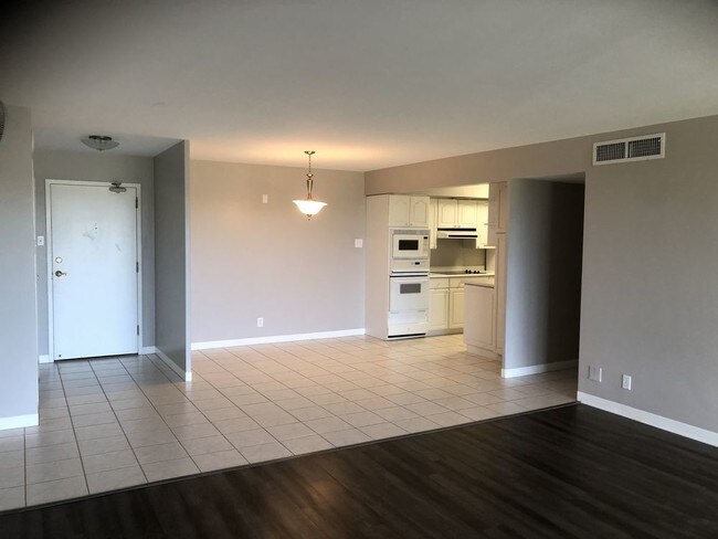 Foto del edificio - 10355 Paradise Blvd 414
