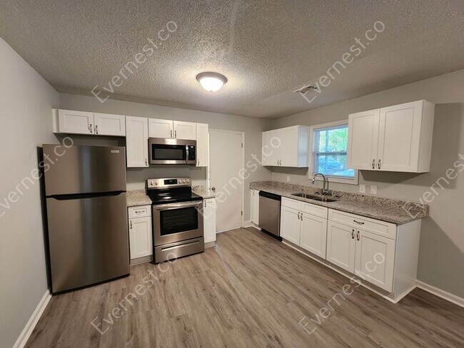 Building Photo - 727 W Creek Cir