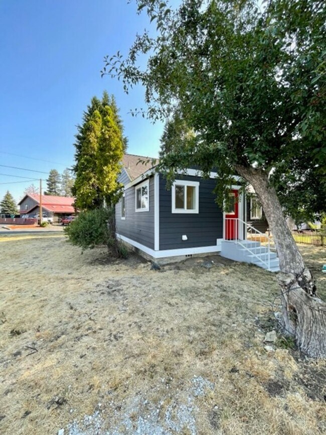 Building Photo - Charming Remodeled Cottage with easy acces...