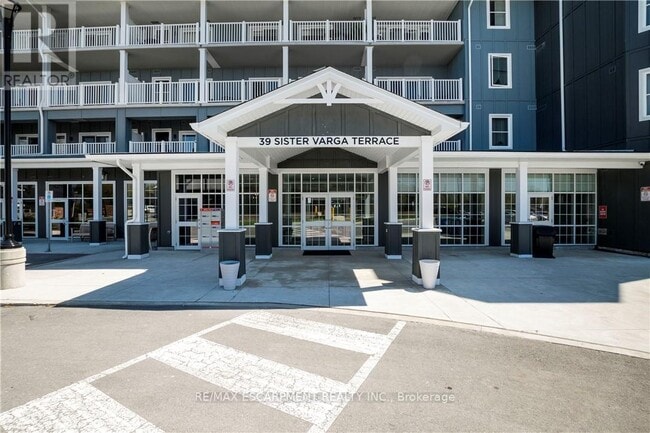 Photo du bâtiment - 39 Sister Varga Terrace