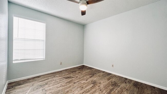 Foto del edificio - 8813 Pineridge Dr