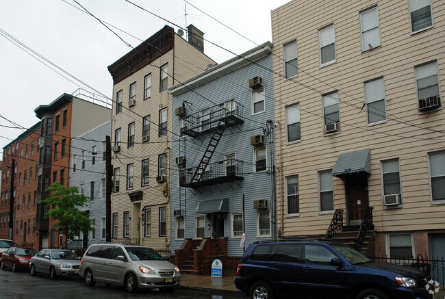 Building Photo - 307 Monroe St