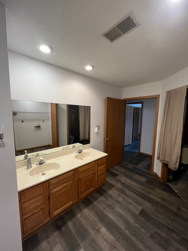 Baño completo en la planta baja - 1429 Franklin St