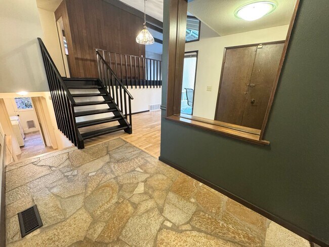 Foto del edificio - Mid century tri-level 4 bedrooms plus den/office huge yard