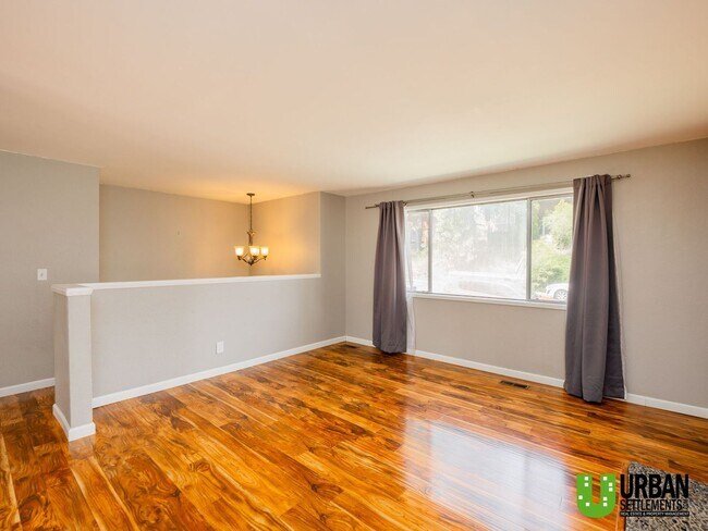Building Photo - 4 bedroom 2 bath room house for rent in So...