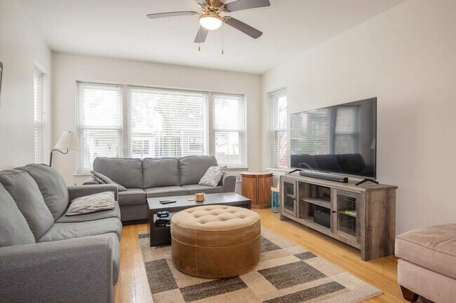 Foto del edificio - 3834 N Hermitage Ave