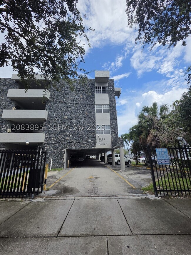 Building Photo - 1035 W 77th St