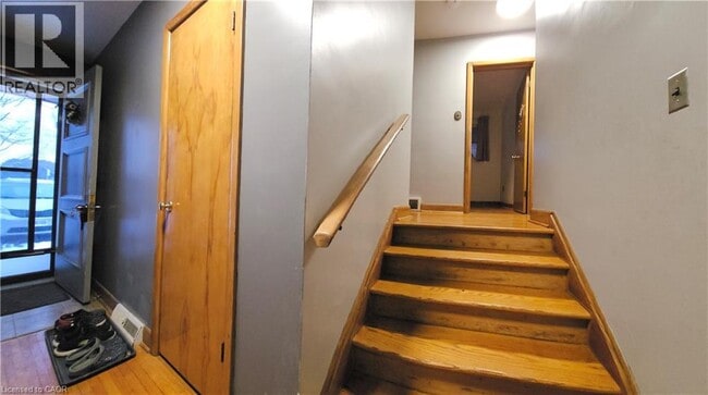 Building Photo - 730 Garth St