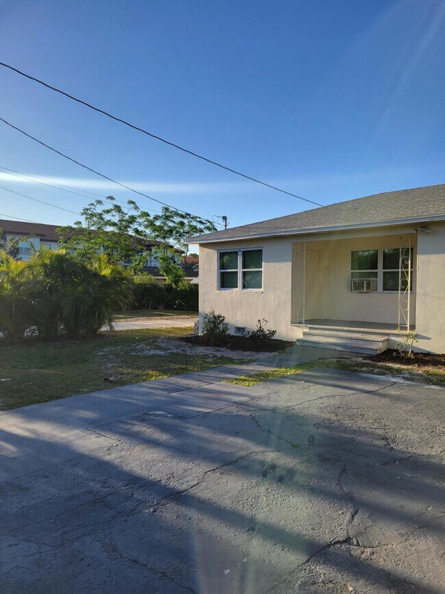 Building Photo - 1755 4th Ave N