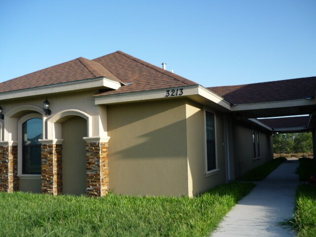 Apartamento de 2 habitaciones y 2 baños, ubicado en 3209 E Diamondhead Ave., Alton, Texas 78573. - 3213 Diamondhead Ave