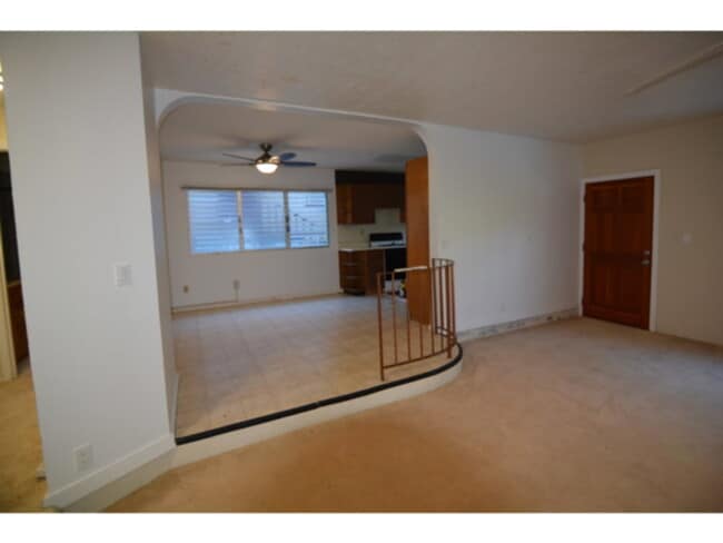 Building Photo - 2/1/2 Downstairs Apt B w/ Split Line A/C