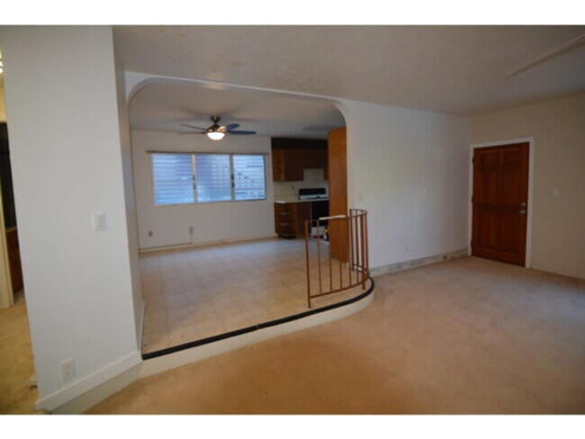 Foto del edificio - 2/1/2 Downstairs Apt B w/ Split Line A/C