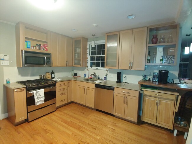 Kitchen - 1855 Edinburgh Ave