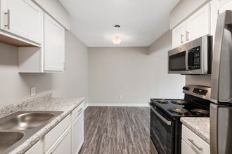 Building Photo - Woodland Creek Townhomes and Apartments