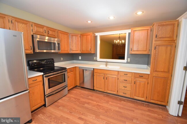 Building Photo - 4031 Lake Glen Rd