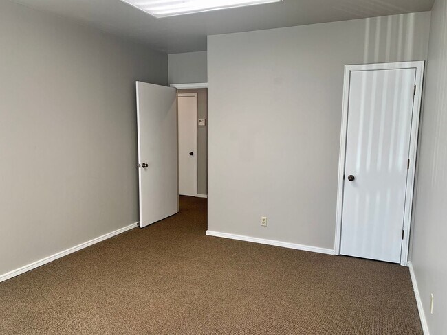 Building Photo - Great Office Space in Edmond with 4 Office...