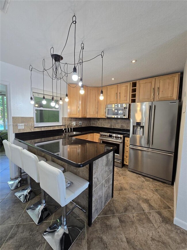 Foto del edificio - 845 NE 37th St
