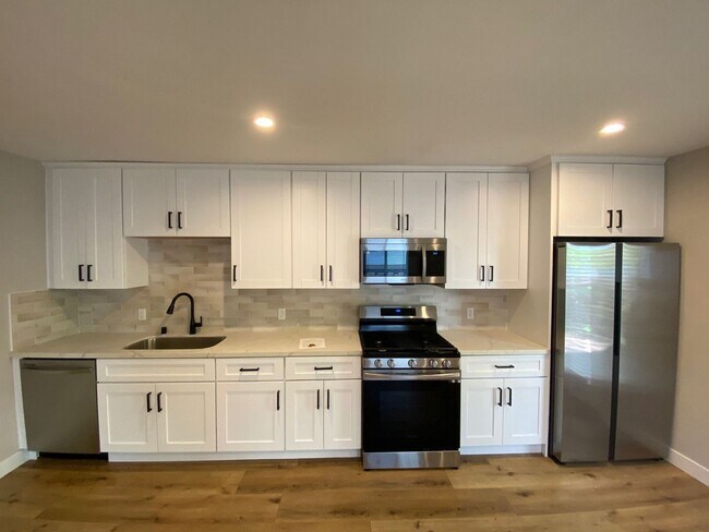 Building Photo - NEW 4BD/2BA!! Easy Walk to Campus (Lease out, pending signatures. Check back in a few days!)