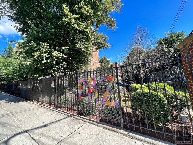 Foto del edificio - BAINBRIDGE AVENUE