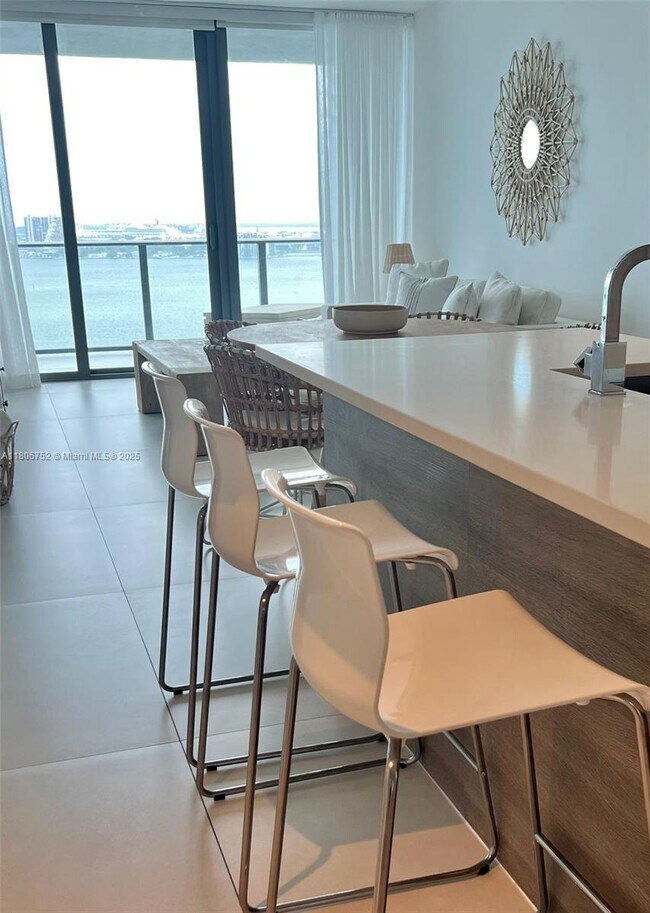 Foto del edificio - 650 NE 32nd St