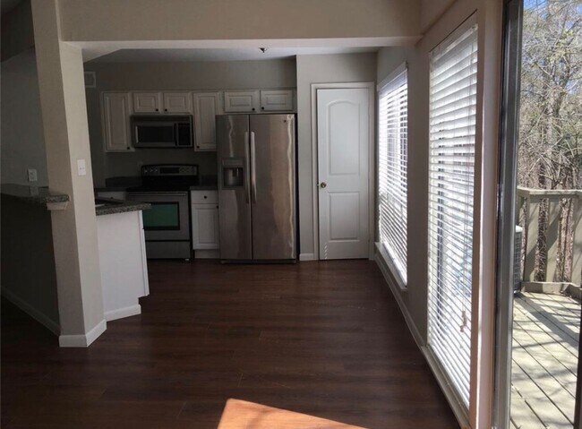 Foto del edificio - Completely Remodeled Townhouse in the hear...
