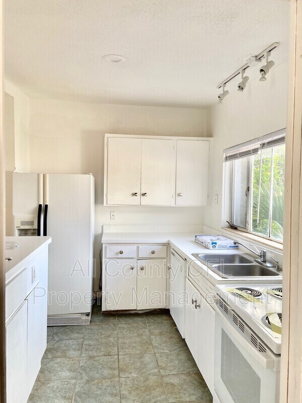 Building Photo - 550 Hartley Pl