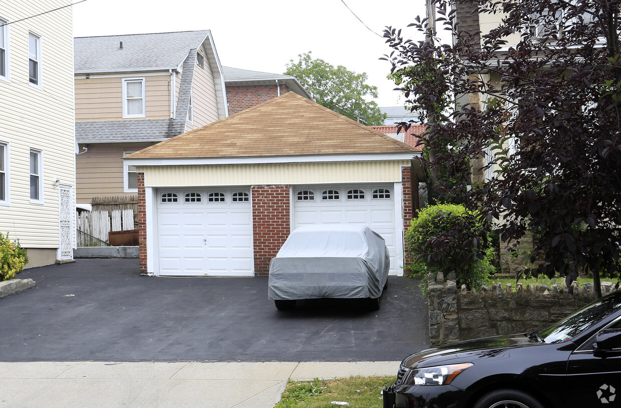 garage - 594 Yonkers Ave