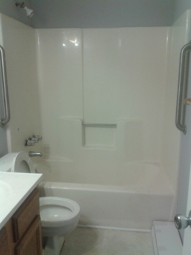 Full Bath - 1 - 1360 Bellshire Terrace Dr