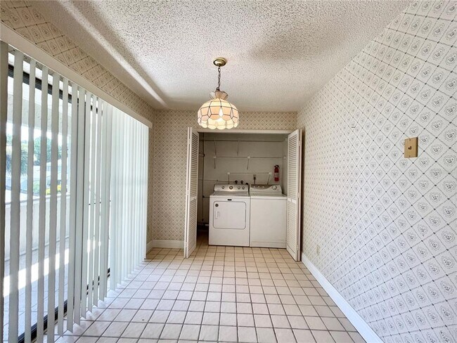 Building Photo - 5395 Vineland Rd