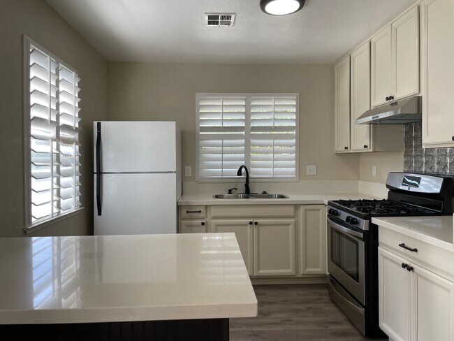 Foto del edificio - Amazing Location, Central Heat and Air, Washer & Dryer, Must See!