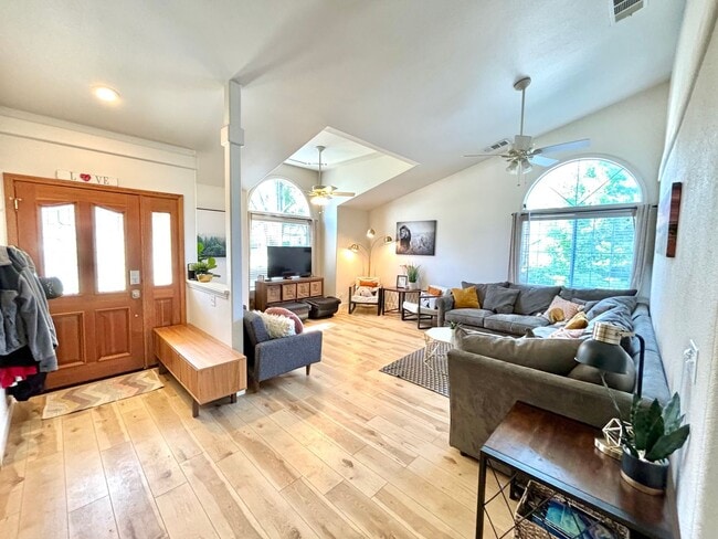 Foto del edificio - BEAUTIFUL 5 BED/3 BATH HOME IN THE HIDDEN HILLS SUBDIVISION