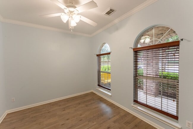 Building Photo - Spacious and Well-Maintained 4/3 in Desira...