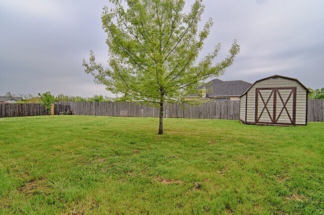 Building Photo - Large S. Arlington Home