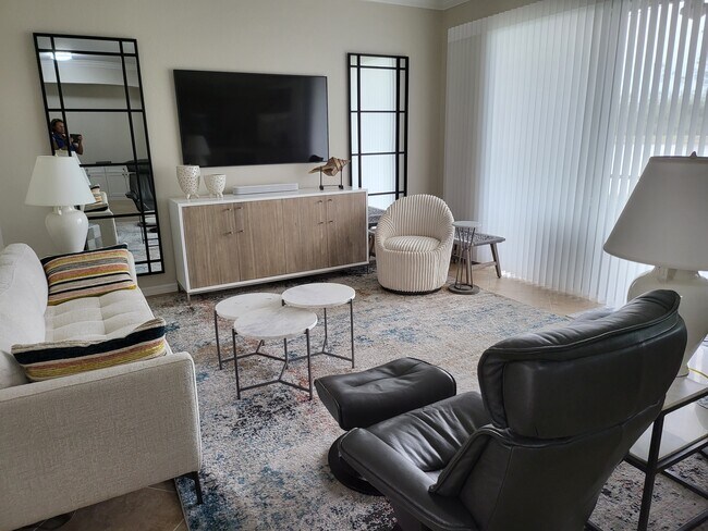 Modern living room. Decorated by interior designer. - 9727 Acqua Ct