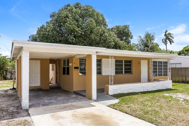 Foto del edificio - 811 SW 28th Terrace