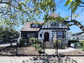 Building Photo - 540 Van Buren St